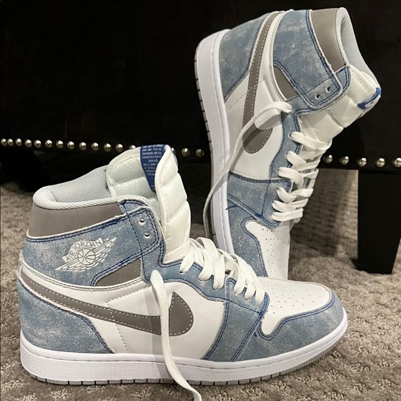 NIKE AIR JORDAN 1 RETRO OG 'HYPER ROYAL' RAFFLE - Picture 1 of 9